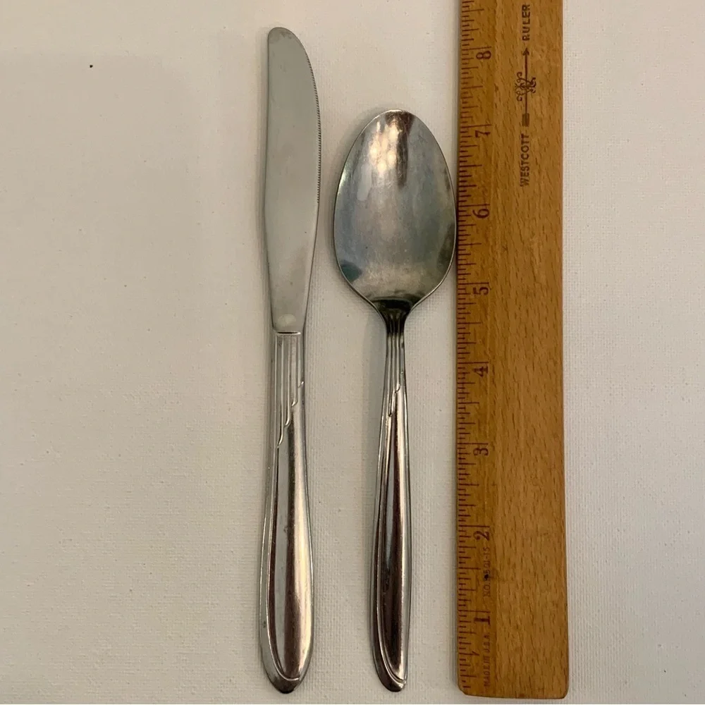 2 Vintage Oneida Early Sand Dune Stainless Groove Down Side Dinner Knife Spoon